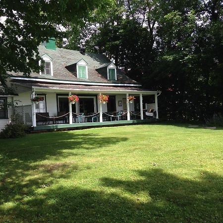 Auberge Les Blancs Moutons Saint-Laurent-de-l'ile d'Orleans エクステリア 写真