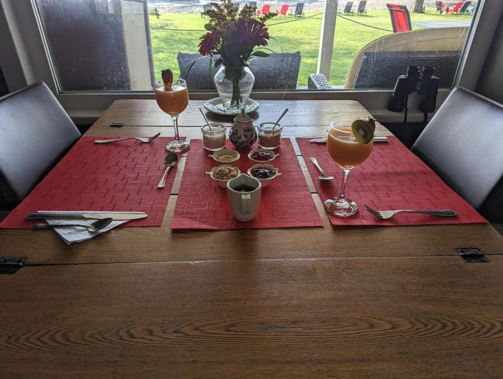 Auberge Les Blancs Moutons Saint-Laurent-de-l'ile d'Orleans エクステリア 写真