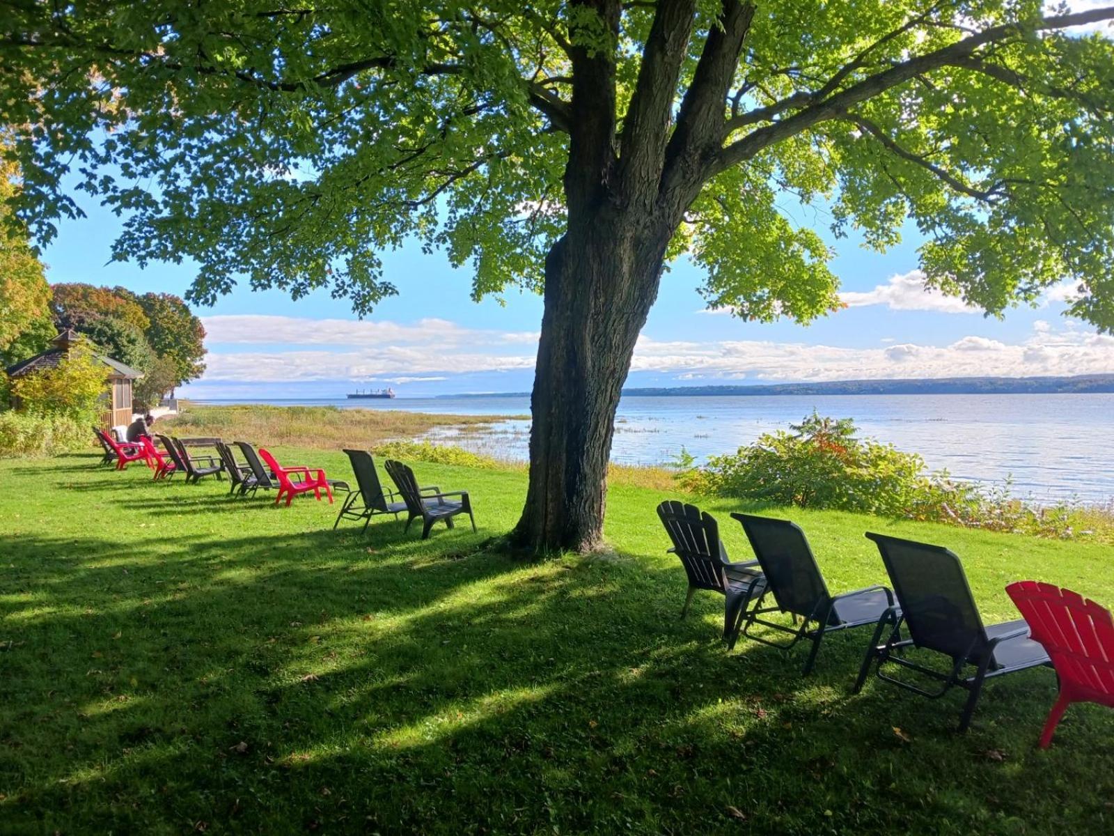 Auberge Les Blancs Moutons Saint-Laurent-de-l'ile d'Orleans エクステリア 写真
