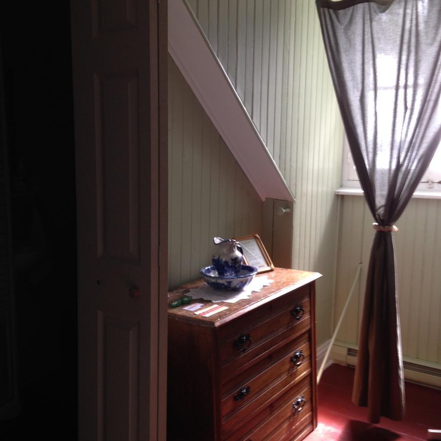 Auberge Les Blancs Moutons Saint-Laurent-de-l'ile d'Orleans エクステリア 写真