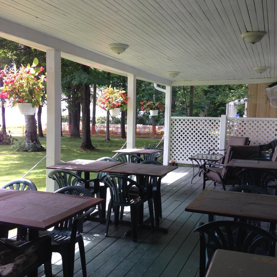 Auberge Les Blancs Moutons Saint-Laurent-de-l'ile d'Orleans エクステリア 写真