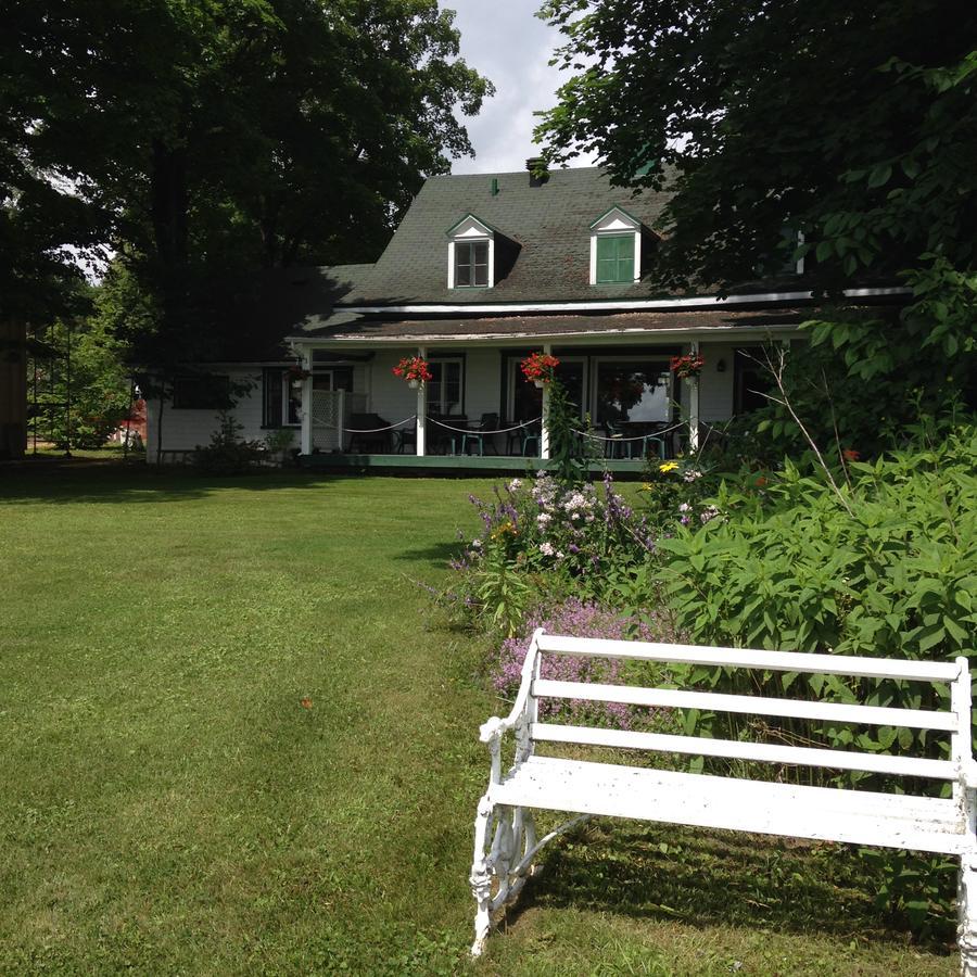 Auberge Les Blancs Moutons Saint-Laurent-de-l'ile d'Orleans エクステリア 写真