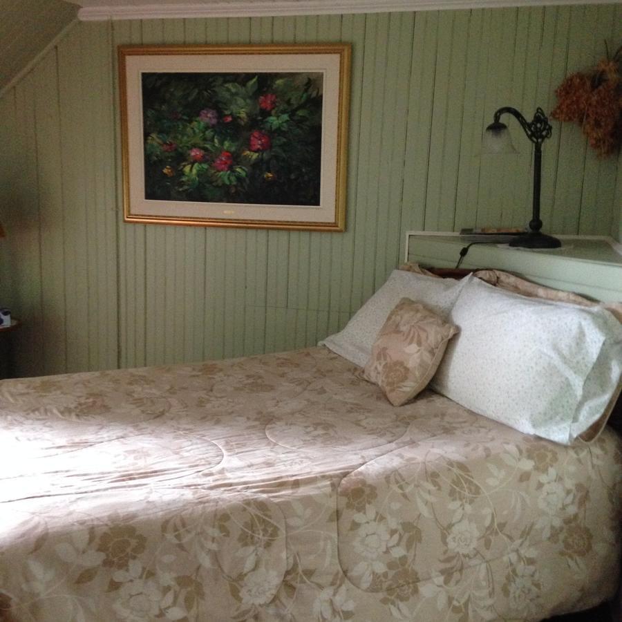 Auberge Les Blancs Moutons Saint-Laurent-de-l'ile d'Orleans エクステリア 写真