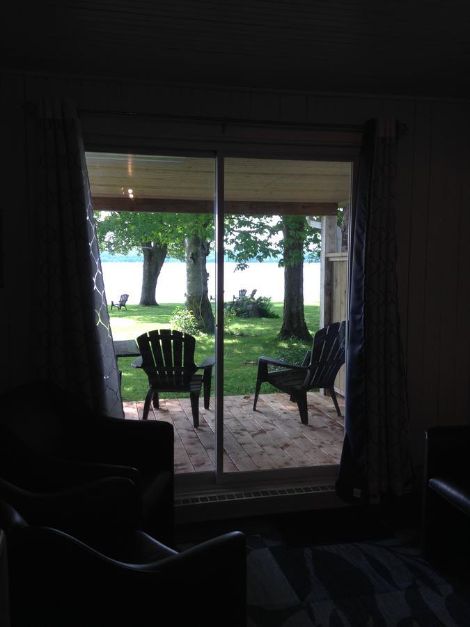 Auberge Les Blancs Moutons Saint-Laurent-de-l'ile d'Orleans エクステリア 写真