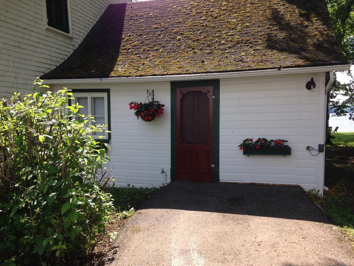 Auberge Les Blancs Moutons Saint-Laurent-de-l'ile d'Orleans エクステリア 写真