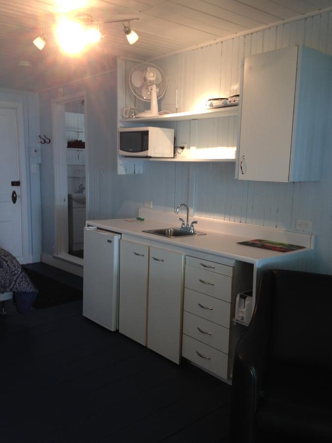Auberge Les Blancs Moutons Saint-Laurent-de-l'ile d'Orleans エクステリア 写真