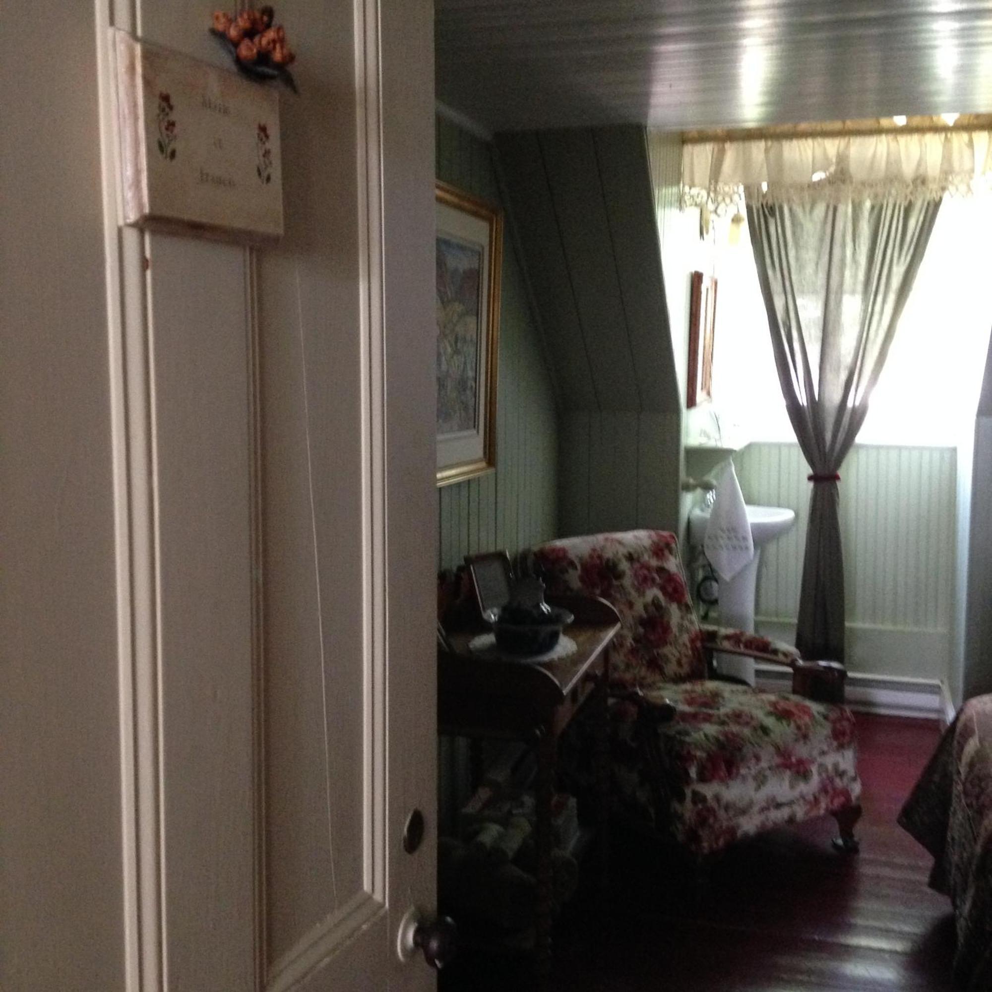 Auberge Les Blancs Moutons Saint-Laurent-de-l'ile d'Orleans エクステリア 写真